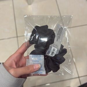 Il Makiage soft black scrunchie